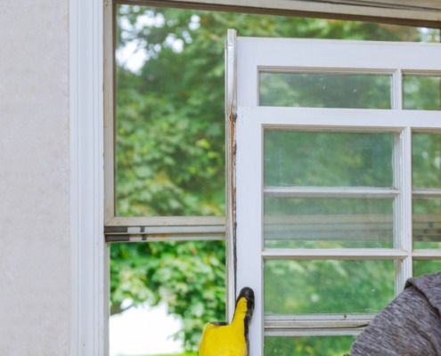 Nahaufnahme eines alten Holzfensterrahmens, der ersetzt wird.